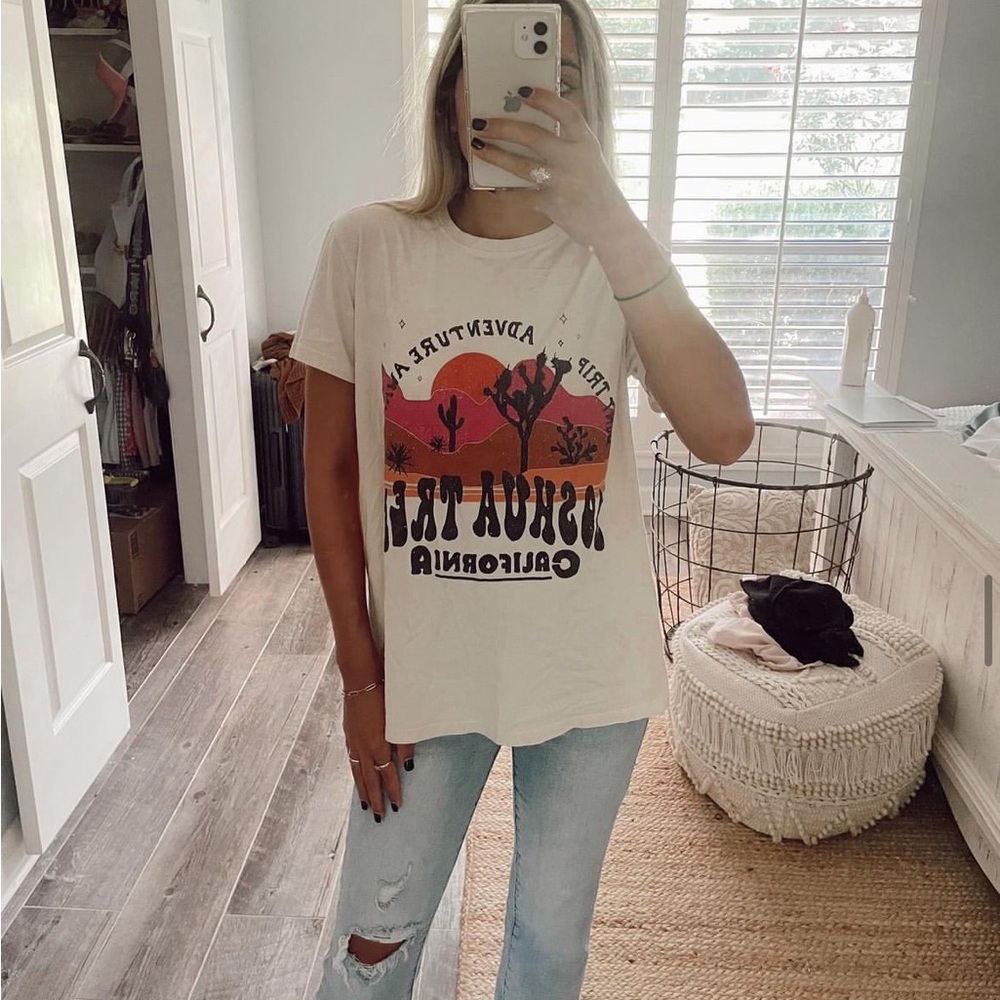 Show me your MUMU graphic tee!